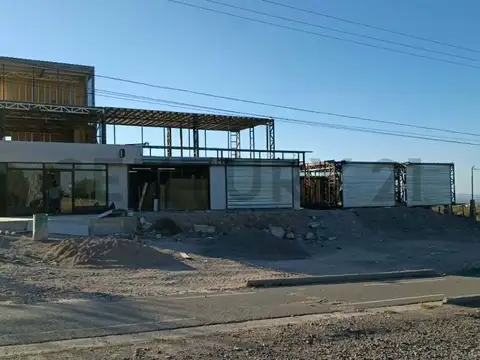 5 LOCALES COMERCIALES EN VENTA, EN POZO - EL CHALLAO, MENDOZA.