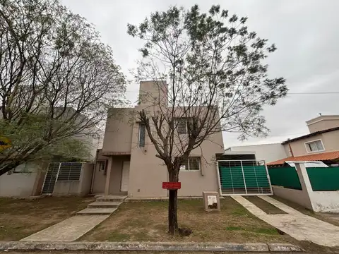 ALQUILER – Dúplex de 3 dormitorios con pileta y cochera para 2 autos en Barrio El Oasis