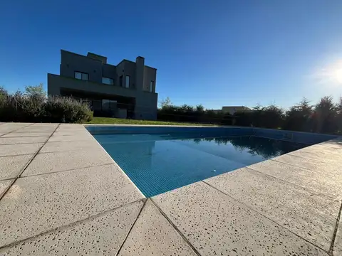 Casa en Venta con 6 cocheras