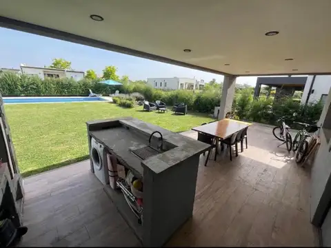 Casa 5 ambientes con 3 baños