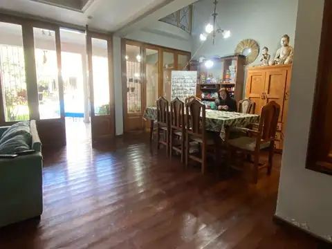 Casa 9 ambientes con 4 baños