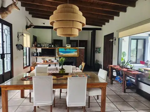 Casa en Venta con 3 cocheras