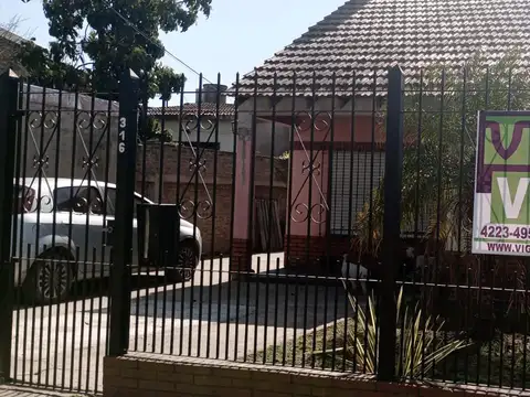 CHALET DE DOS PLANTAS CON TEJAS EN BOSQUES U$S 80.000.-