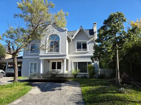 CASA EN VENTA  5 dorm, pileta Barrio Septiembre