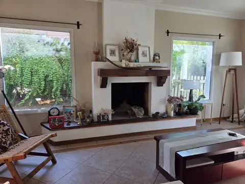 CASA EN VENTA  5 dorm, pileta Barrio Septiembre
