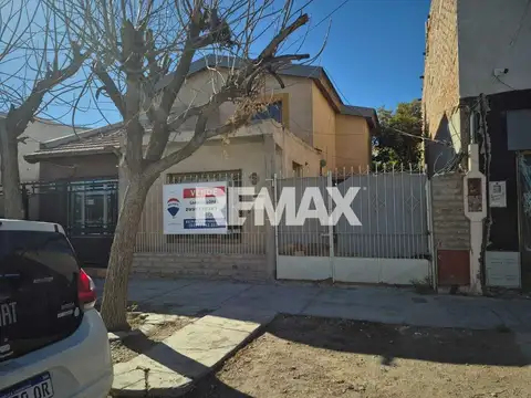VENTA - CASA CON POTENCIAL COMERCIAL - CENTENARIO