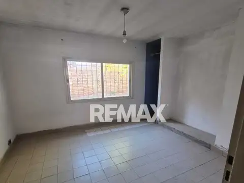 VENTA - CASA CON POTENCIAL COMERCIAL - CENTENARIO