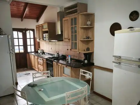 Casa 6 ambientes con 2 baños