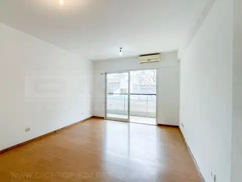 Juan de Garay al 2500 entre Ricardo Gutierrez y Ugarte