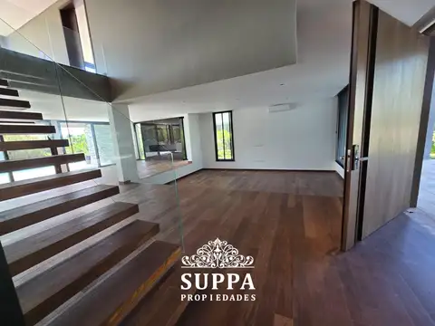Casa en Venta con 4 cocheras