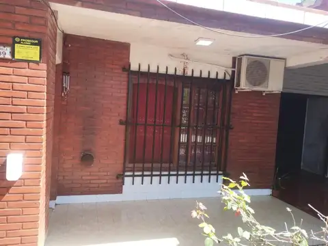 Amplia casa 4 ambientes