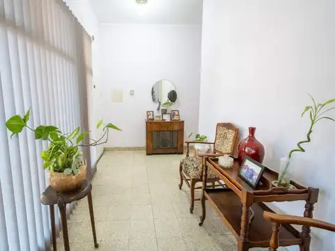 Casa 8 ambientes con 2 baños