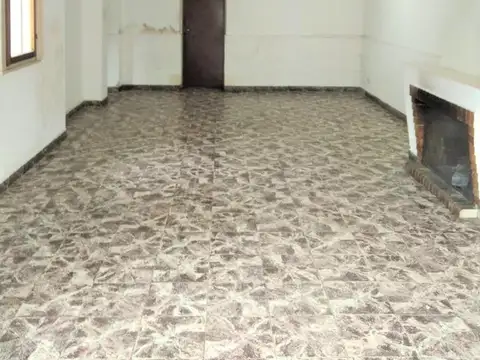 Gran casa 4 amb con cochera, patio y jardin, APTA CREDITO. Ubicada en Chimento 230 Lomas de Zamora