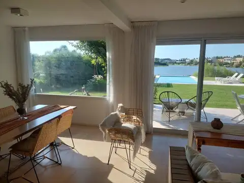 Casa en Alquiler con 4 cocheras
