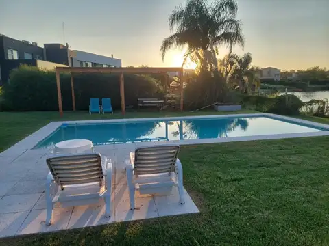 Av De Los Lagos