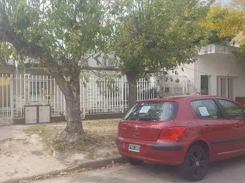 EN VENTA EN EL PALOMAR CASA DE 3 AMBIENTES EN TERRENO PROPIO AL FRENTE + GARAGE/LOCAL - FICHA 7414