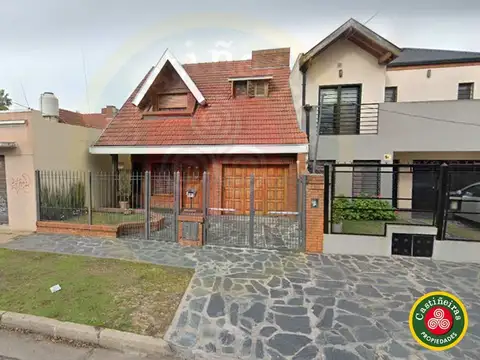 VENTA - CHALET A METROS DE AV. ESPORA Y A 350 METROS DE LA ESTACIÓN DE BURZACO - NO TE LA PIERDAS  