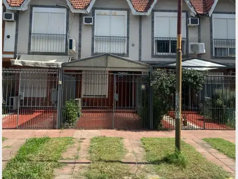 TRIPLEX 4 AMBIENTE EXCELENTE UBICACION
