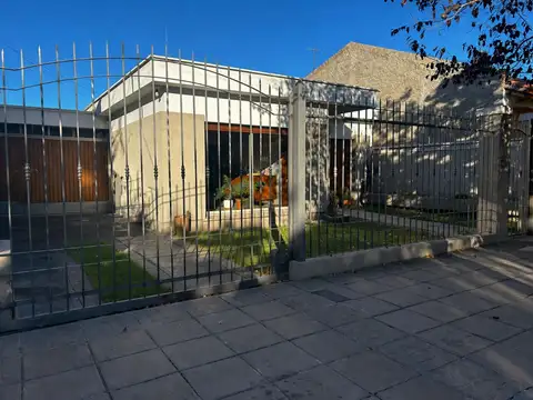 Casa en venta 3 dormitorios en centro de Tunuyán