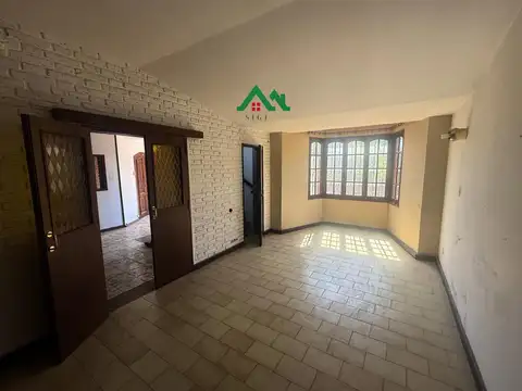 Casa en San Salvador desocupada de 5 Dormitorios, 3 Plantas, Ideal Vivienda o Uso Profesional