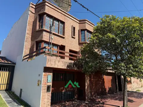 Casa en San Salvador desocupada de 5 Dormitorios, 3 Plantas, Ideal Vivienda o Uso Profesional