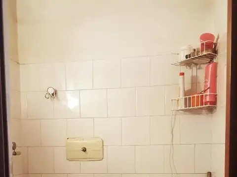 1ª Piso x escalera.2ambientes con dos entrepisos.Paga expensas.