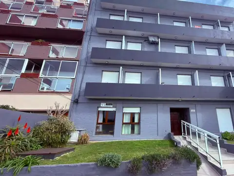 Impecable monoambiente en P.B sobre calle Costanera!