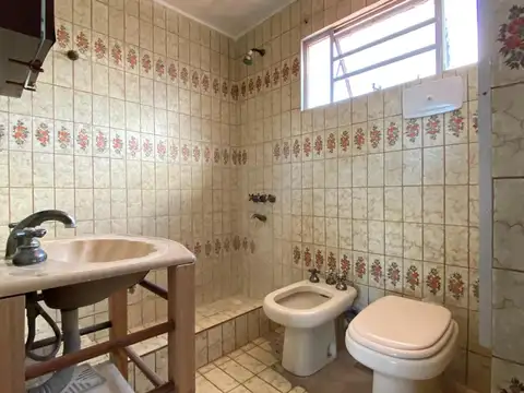 Casa en Alquiler con 4 cocheras
