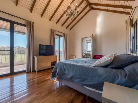 Casa 5 ambientes con 4 baños