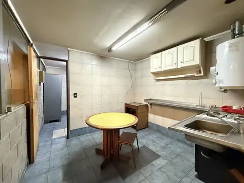 Galpón en excelente zona de Villa Maipú. Puente grúa 3T y portón para camión