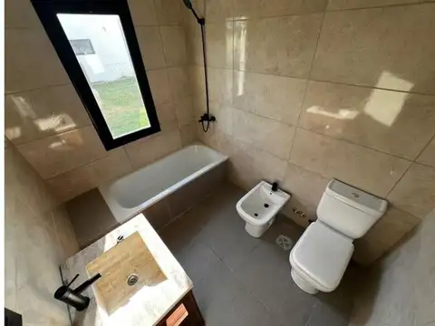 Casa 4 ambientes con 3 baños