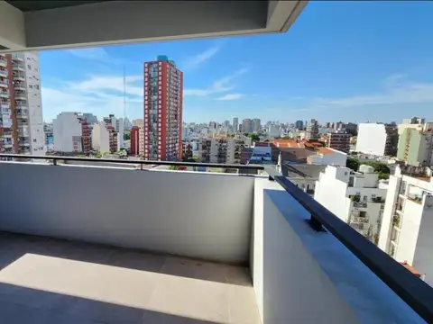 CON COCHERA OPCIONAL, ADICIONAL AL PRECIO DE VENTA 2 ambientes TODO EXTERNO con carpintería con vidrio doble. Living comedor con cocina integrada. Dormitorio con placard (interior equipado).
Baño completo, con bañera