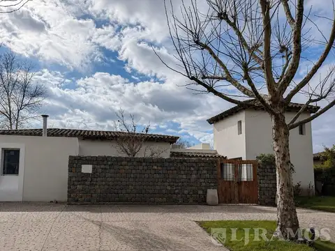Av. Agustín M. García 6385 - Santa María de Tigre