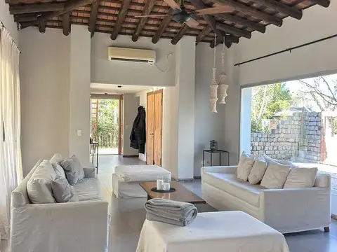 Casa en Alquiler con 3 cocheras