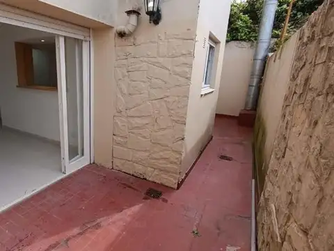 DEPARTAMENTO TRES AMBIENTES A LA VENTA, CON PATIO INTERNO.