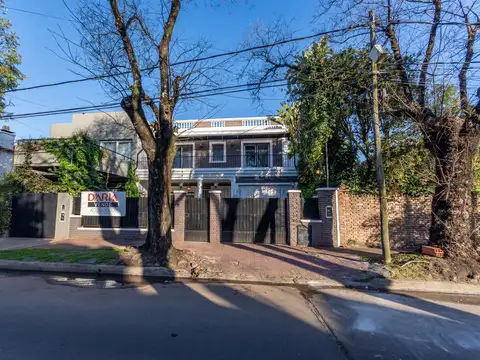 Casa en venta en Acassuso, 5 ambientes, excelente ubicación.