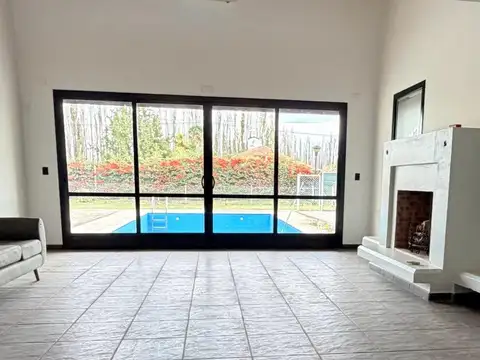 Casa 8 ambientes con 2 baños