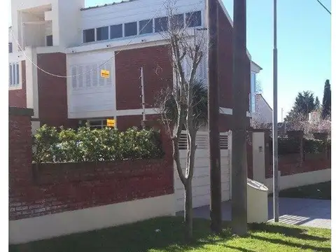 Casa 6 ambientes con 5 baños