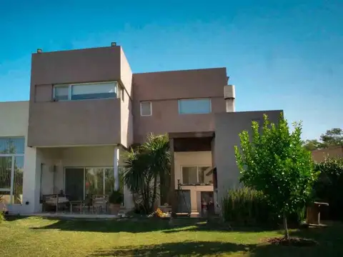 VENTA CASA CON PILETA EN EL CANTON NORTE ESCOBAR