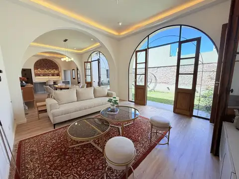 Casa de 4 dormitorios, cochera, patio con piscina y terraza en Lourdes