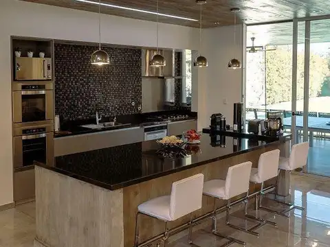 Casa 4 ambientes con 5 baños