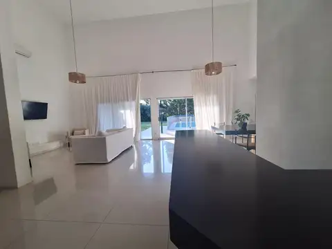 Casa en Venta con 4 cocheras