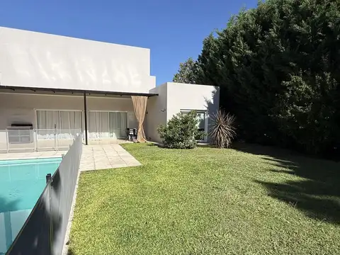 Casa en Venta con 4 cocheras