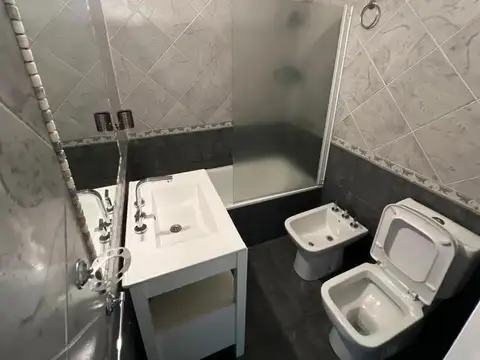 Casa en venta de 3 ambientes con cochera en Quilmes Este.