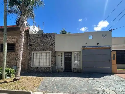 Casa en venta de 3 ambientes con cochera en Quilmes Este.