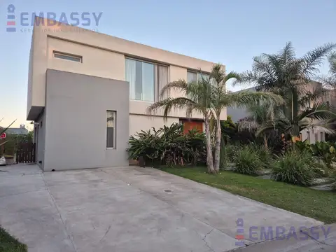 Excelente Casa con piscina en Barrio La Comarca.