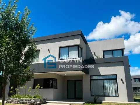 Casa en Venta con 4 cocheras