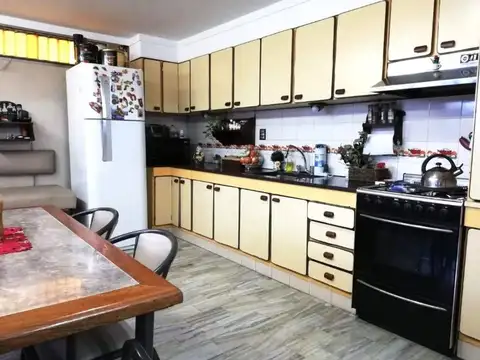 Casa 5 ambientes con 2 baños