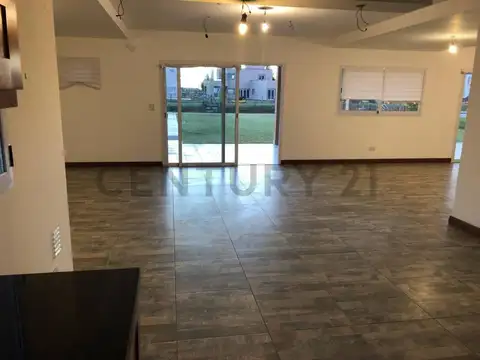 Casa en Alquiler con 2 cocheras