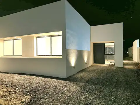 Venta HERMOSA CASA A ESTRENAR EN CASEROS  - ENTRE RÍOS